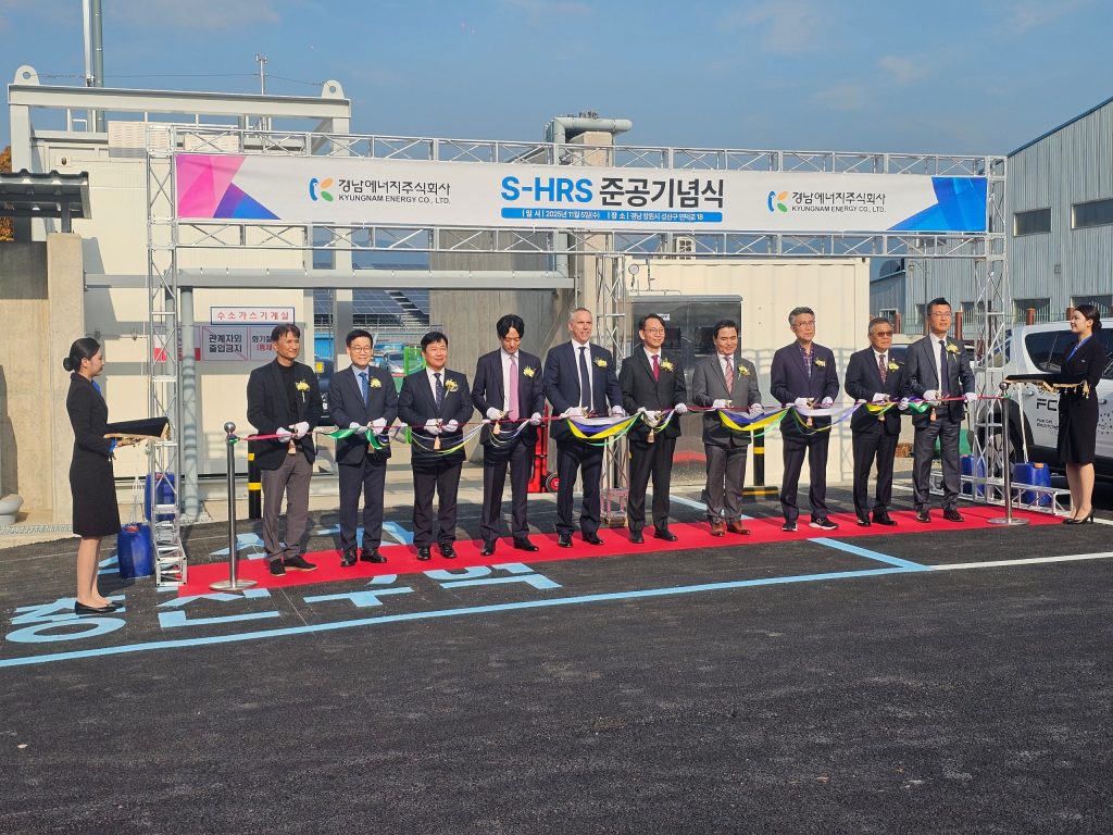 내빈이 함께 진행하는 준공기념식 테이프 커팅